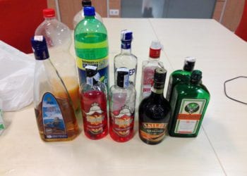 Imagen de archivo de bebidas requisadas en un botellón.