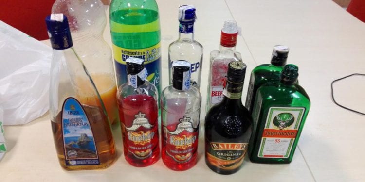 Imagen de archivo de bebidas requisadas en un botellón.