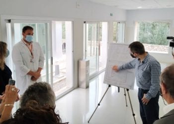 Un ingeniero del Área de Salud explica el anteproyecto a las autoridades.