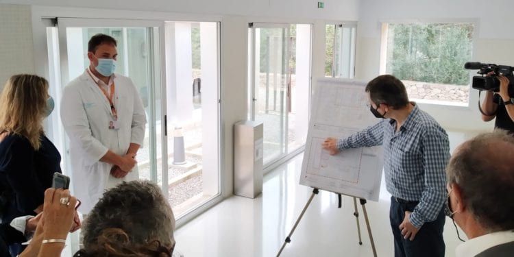 Un ingeniero del Área de Salud explica el anteproyecto a las autoridades.