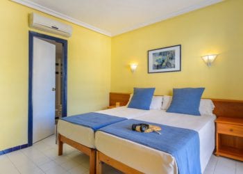 Imagen de una habitación del hotel La Noria Ibiza, utilizado como hotel puente.