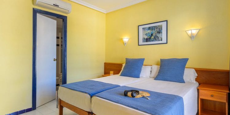 Imagen de una habitación del hotel La Noria Ibiza, utilizado como hotel puente.