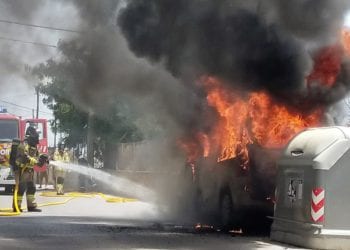 Uno de los incendios en Sa Carroca, en el que ardió una furgoneta, causado presuntamente por la mujer. Foto de Moisés Copa.