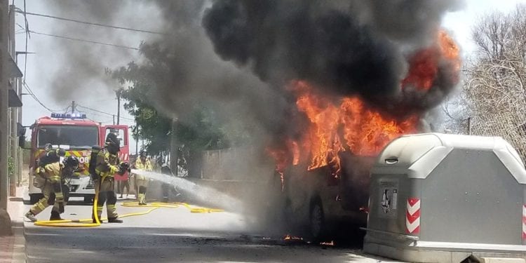 Uno de los incendios en Sa Carroca, en el que ardió una furgoneta, causado presuntamente por la mujer. Foto de Moisés Copa.
