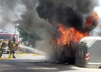 Varios bomberos actúan para frenar el avance de las llamas. Fotos: Moisés Copa