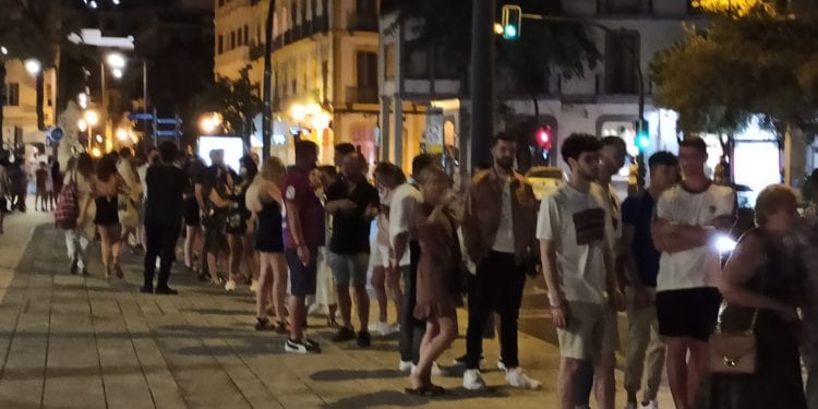 Turistas esperando taxi el puerto de Ibiza