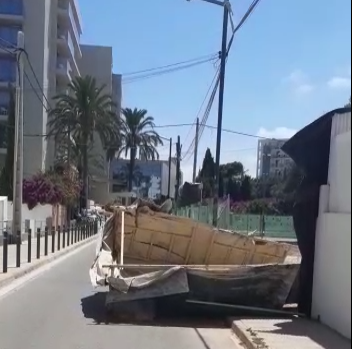 Cae una valla de grandes dimensiones de unas obras que causan molestias a varios hoteles de Ibiza