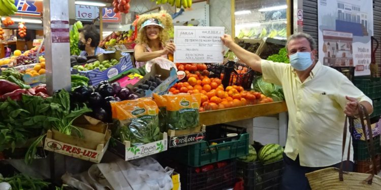 Bernat Joan i Marí recogiendo el premio.