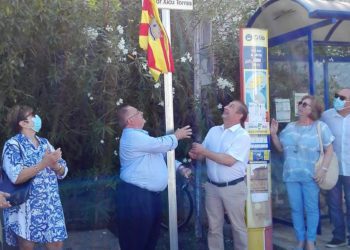 El alcalde y Xicu Torres descubren la placa.