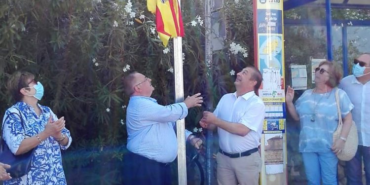 El alcalde y Xicu Torres descubren la placa.