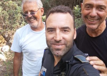 El excursionista desorientado en Cala Llonga se ha hecho una foto con los dos agentes tras el final feliz de su aventura.