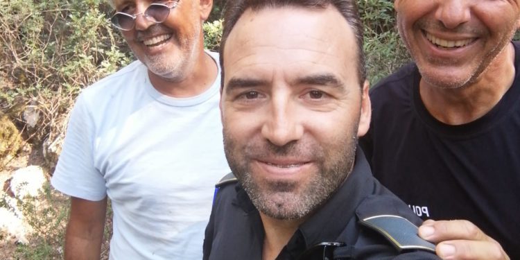 El excursionista desorientado en Cala Llonga se ha hecho una foto con los dos agentes tras el final feliz de su aventura.