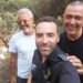 El excursionista desorientado en Cala Llonga se ha hecho una foto con los dos agentes tras el final feliz de su aventura.
