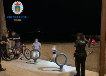 Imagen de la intervención en el botellón facilitada por la Policía Local de Ibiza.