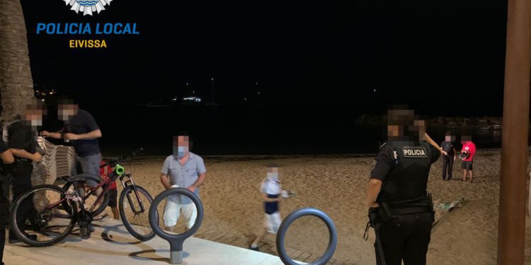 Imagen de la intervención en el botellón facilitada por la Policía Local de Ibiza.