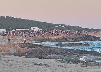 Aglomeración de personas, ayer a la hora de la puesta de sol en la zona de Migjorn. Foto de RàdioIlla.