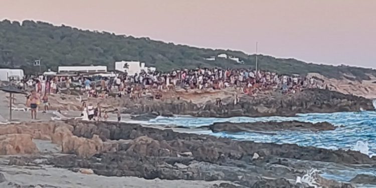 Aglomeración de personas, ayer a la hora de la puesta de sol en la zona de Migjorn. Foto de RàdioIlla.