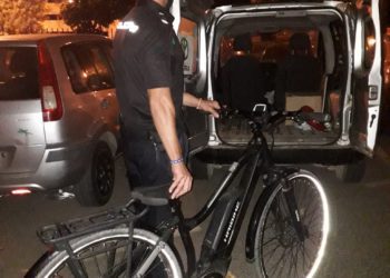 La Policía Nacional con una bicicleta robada que logró devolver a su propietaria. Imagen de Karen Killeen.