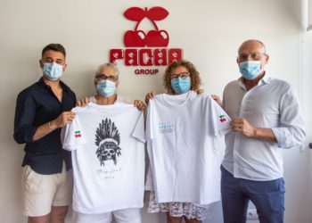 De izquierda a derecha en la imagen, Luís Mestre (responsable de Stay Local Ibiza), Alba Pau (madrina de APNEEF),  Carmen Boned (gerenta de APNEEF) y Cres Huerta (director de fundación Pacha).