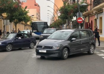 El coche quedó cruzado en la avenida tras chocar contra los agentes. Foto: L.F.A.