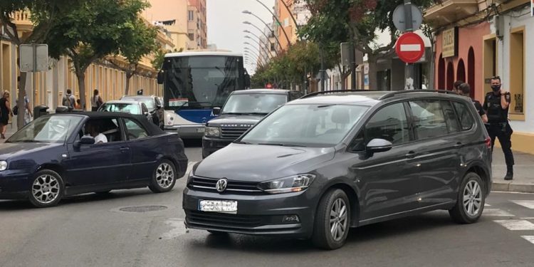 El coche quedó cruzado en la avenida tras chocar contra los agentes. Foto: L.F.A.