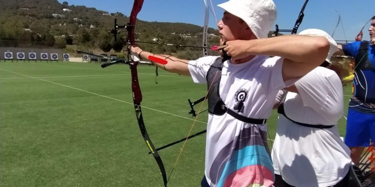 Toni Roig, cadete en tiro con arco.