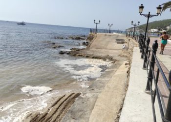 Imagen de la espuma en la playa de Santa Eulària