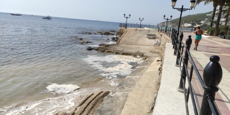 Imagen de la espuma en la playa de Santa Eulària