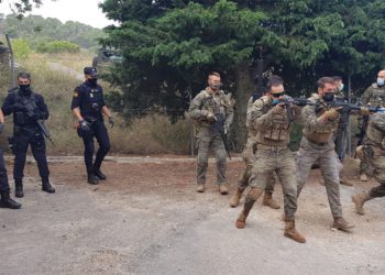 Personal del Regimiento de Infantería Palma 47 y de Policía Nacional  en una imagen de archivo del Ejército de Tierra.