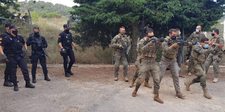 Personal del Regimiento de Infantería Palma 47 y de Policía Nacional  en una imagen de archivo del Ejército de Tierra.