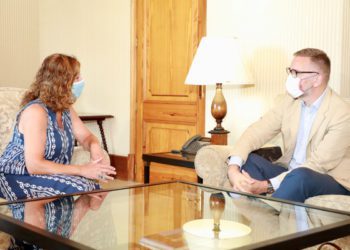 Francina Armengol con el cónsul general del Reino Unido en Cataluña, Aragón, Andorra y Baleares, Lloyd Milen.