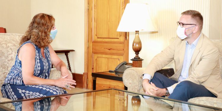 Francina Armengol con el cónsul general del Reino Unido en Cataluña, Aragón, Andorra y Baleares, Lloyd Milen.