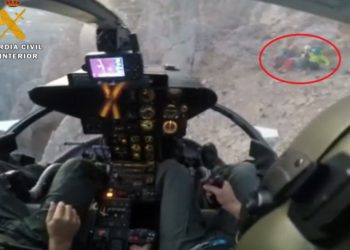 Imagen facilitada por la Guardia Civil de la aproximación del helicópteto a los tres excursionistas.
