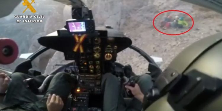 Imagen facilitada por la Guardia Civil de la aproximación del helicópteto a los tres excursionistas.