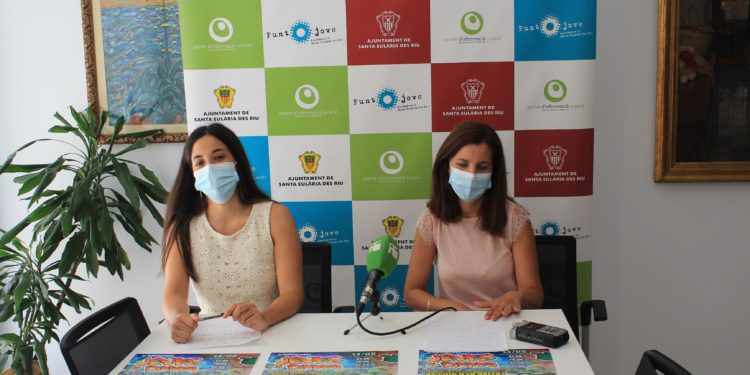 Marisol Ferrer, concejala de Juventud (derecha); y Eva Navarro, técnica del departamento.