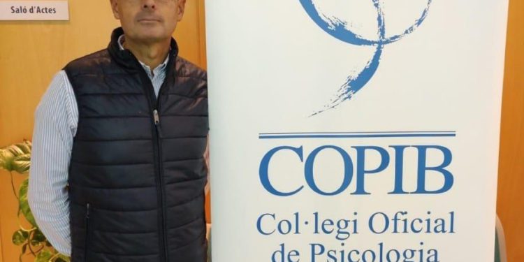 Javier Torres, decano del COPIB.