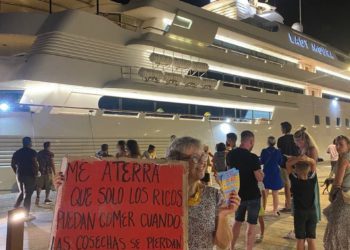 Karen Killeen y otras activistas de Extinction Rebellion Ibiza han recibido al yate con carteles.