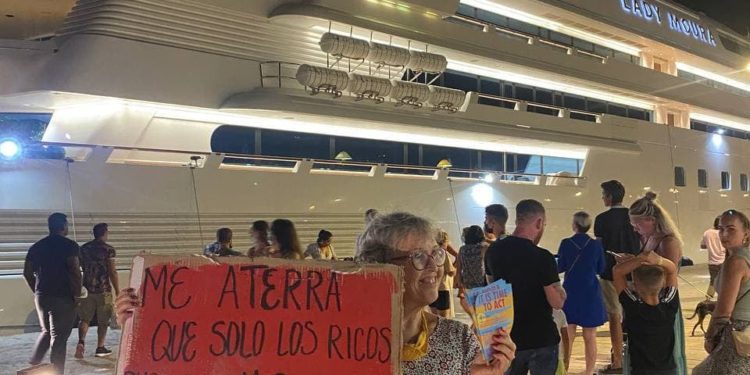 Karen Killeen y otras activistas de Extinction Rebellion Ibiza han recibido al yate con carteles.