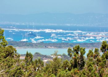Barcos fondeados en el Parque Natural de ses Salines de Formentera e Ibiza. Foto: Guillem Romaní