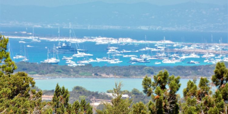 Barcos fondeados en el Parque Natural de ses Salines de Formentera e Ibiza. Foto: Guillem Romaní