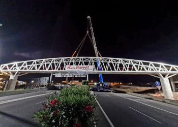 Instalación de la pasarela, la pasada madrugada. Imagen Mariano Juan