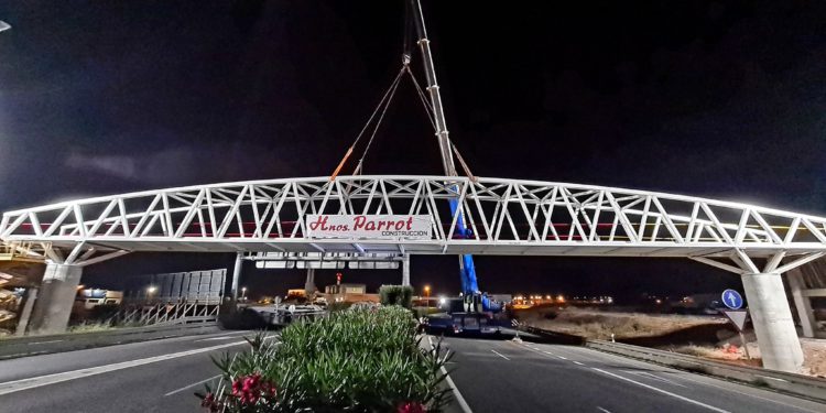 Instalación de la pasarela, la pasada madrugada. Imagen Mariano Juan