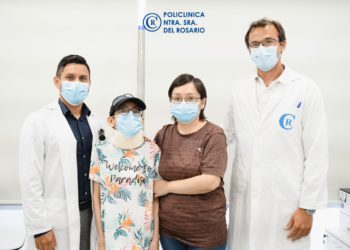 Mathías y su madre Janet en la consulta de Neurocirugía con los doctores Pedro Llinás y Xavier Santander, tras la intervención.