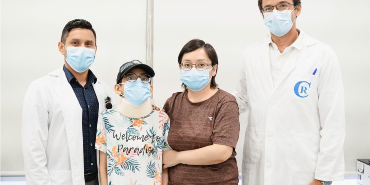 Mathías y su madre Janet en la consulta de Neurocirugía con los doctores Pedro Llinás y Xavier Santander, tras la intervención.