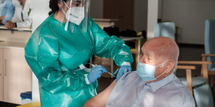 Vacunación en una residencia de Ibiza.