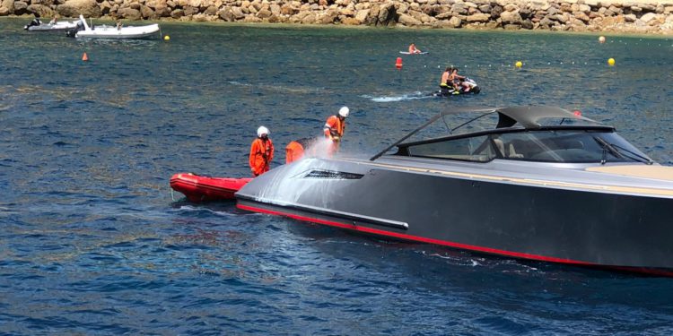 Personal de Salvamento Marítimo apaga el incendio en la embarcación.