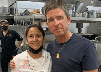 Clarissa Páez ha compartido una imagen con Noel Gallagher en sus redes que rápidamente han compartido los fans del ex Oasis.