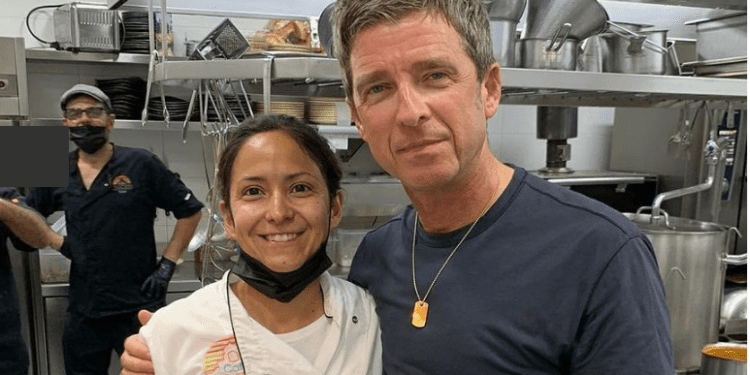 Clarissa Páez ha compartido una imagen con Noel Gallagher en sus redes que rápidamente han compartido los fans del ex Oasis.