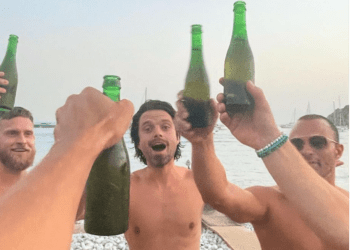 Sebastian Stan con amigos en una imagen del Instagram de Jon Kortajarena.