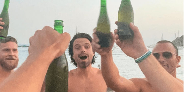 Sebastian Stan con amigos en una imagen del Instagram de Jon Kortajarena.